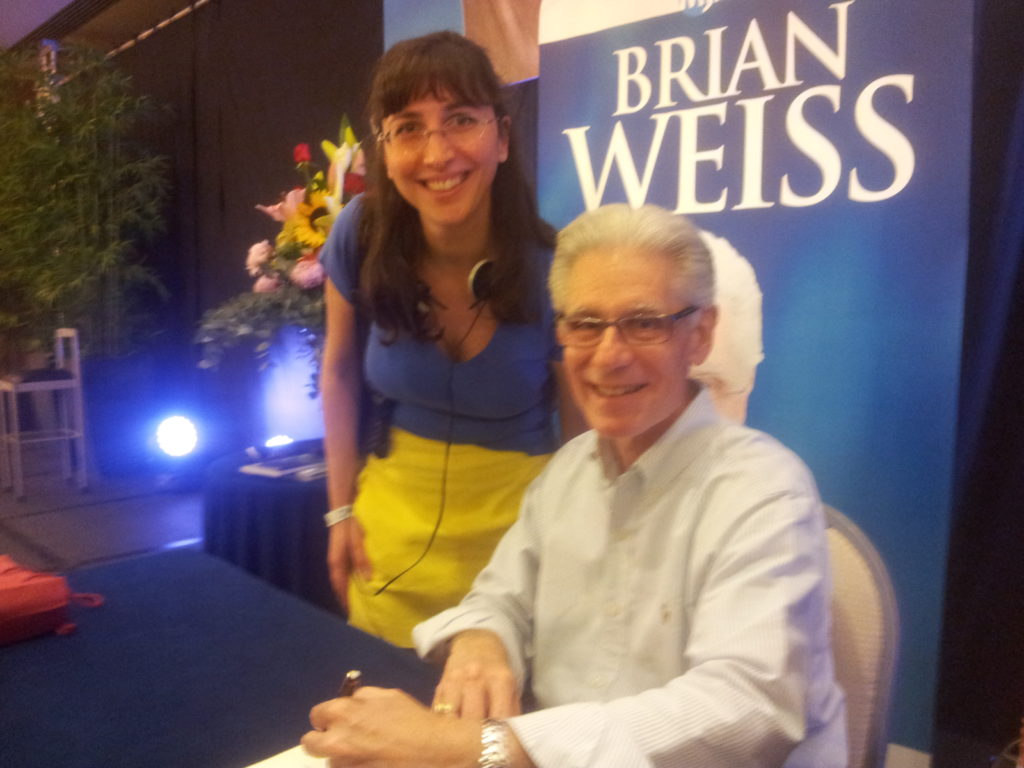 Dott. Brian Weiss autografa il libro di Elisa Staderini su uno sfondo blu