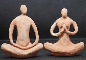 yogi e yogini in meditazione